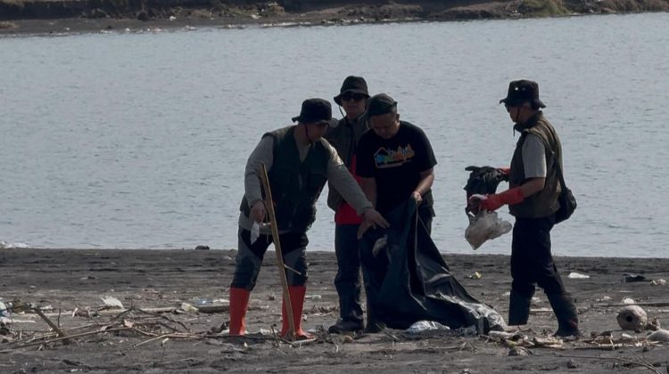 Jelang Libur Sekolah, DLH Angkut 2,5 Ton Sampah dari Pantai Selatan Cianjur