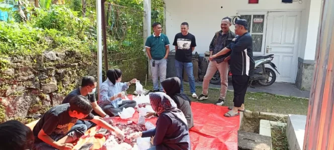 
					Perumdam Tirta Mukti Cianjur Salurkan Daging Kurban kepada Warga Sekitar dan Kawasan Sumber Mata Air