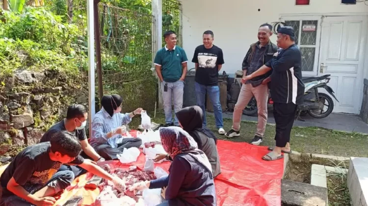 Perumdam Tirta Mukti Cianjur Salurkan Daging Kurban kepada Warga Sekitar dan Kawasan Sumber Mata Air