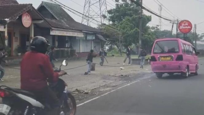
					Aksi Tawuran Pelajar Pecah di Cugenang Cianjur, Polisi Selidiki Identitas Pelaku