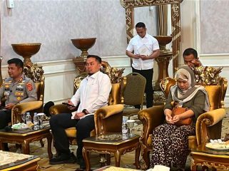 Ai Juariah (Kanan), tiba di Cianjur, Senin (13/7/2026) usai sebelumnya terjebak di Libya. Ia diduga menjadi korban Tindak Pidana Perdagangan Orang (TPPO).
