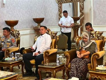 Ai Juariah (Kanan), tiba di Cianjur, Senin (13/7/2026) usai sebelumnya terjebak di Libya. Ia diduga menjadi korban Tindak Pidana Perdagangan Orang (TPPO).