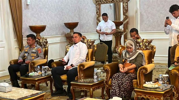 Ai Juariah (Kanan), tiba di Cianjur, Senin (13/7/2026) usai sebelumnya terjebak di Libya. Ia diduga menjadi korban Tindak Pidana Perdagangan Orang (TPPO).