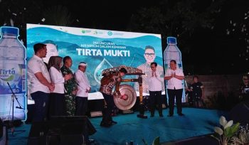 Bupati Cianjur, M Wahyu Ferdian saat meresmikan pelunuran AMDK Tirta Mukti, Jumat (24/7/2026). (Foto : Ario/cianjurtimes.com)