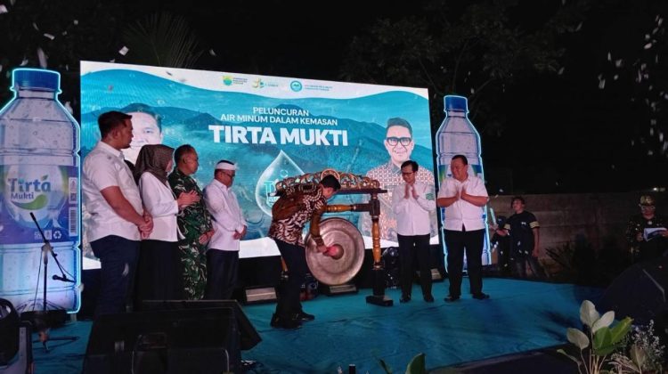Bupati Cianjur, M Wahyu Ferdian saat meresmikan pelunuran AMDK Tirta Mukti, Jumat (24/7/2026). (Foto : Ario/cianjurtimes.com)