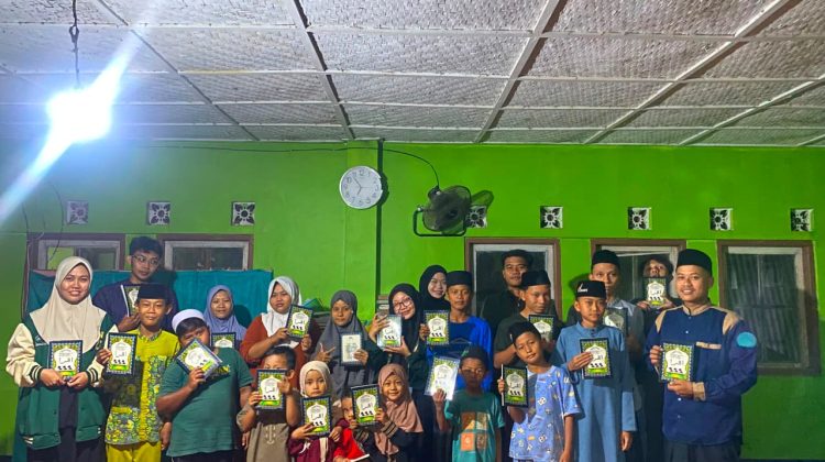 Mahasiswa KKN IAI Al-Azhary Salurkan Wakaf Iqra untuk Santri Madrasah Assobrowiyah