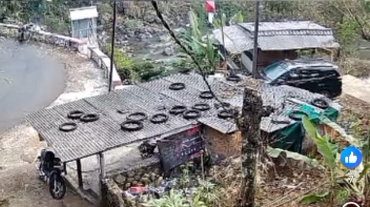 Terekam CCTV, Dua Pengendara Motor Terjatuh ke Sungai di Jembatan Parung Bedil Cianjur