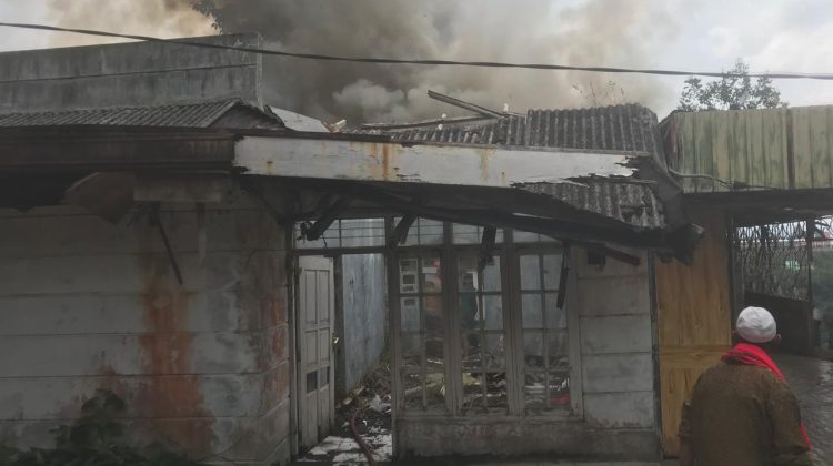 Villa Kosong di Cipanas Terbakar, Damkar Duga Api Berasal dari Pembakaran Sampah