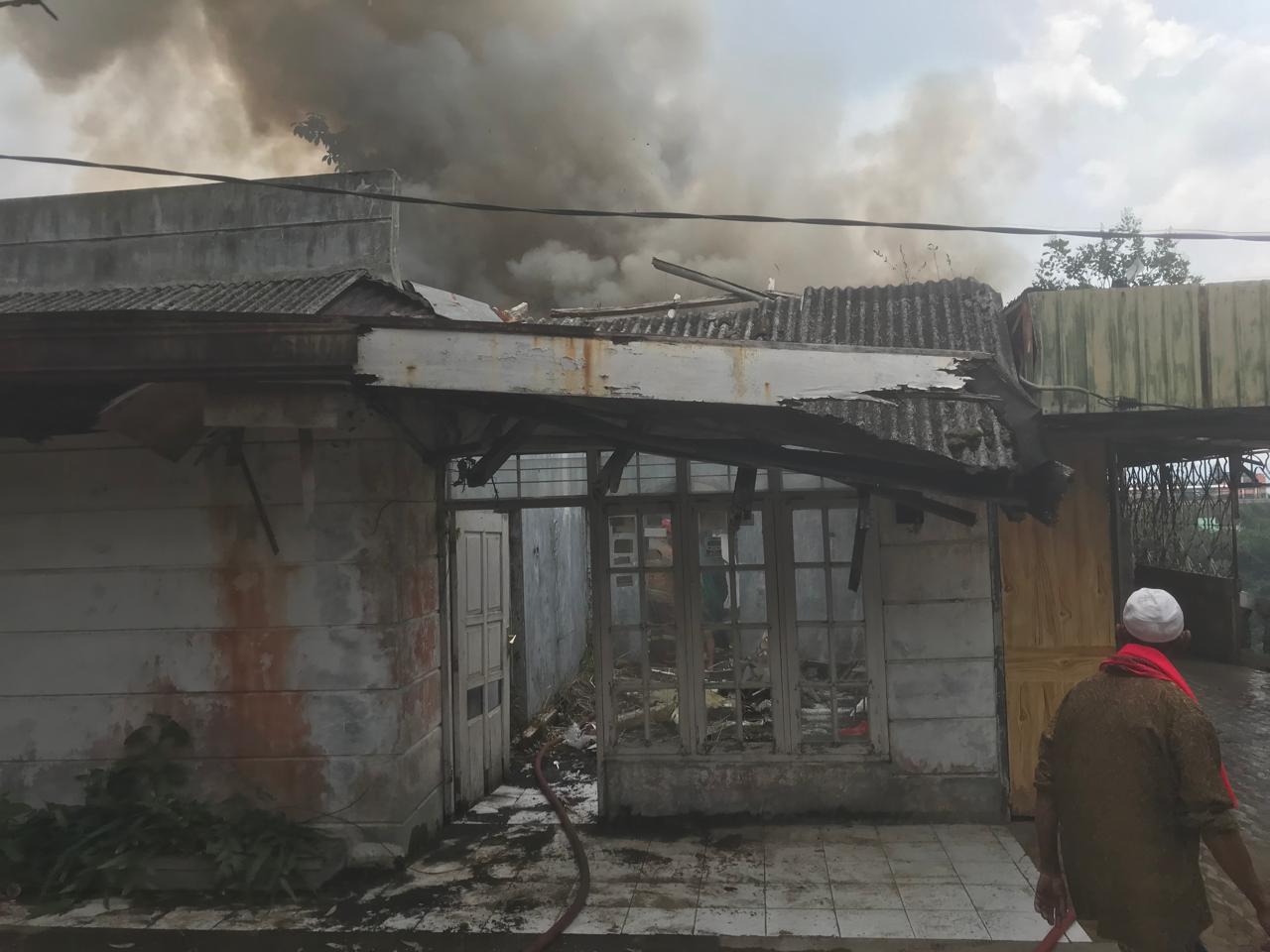 villa terbakar