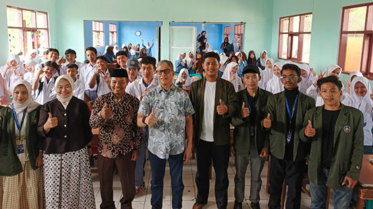 KKN IAI Al-Azhary Gelar Edukasi Demokrasi bagi Pemilih Pemula di SMA Terbuka Karyabakti Cihea