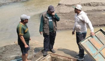 Direktur Utama Perumdam Tirta Mukti Kabupaten Cianjur, Jawa Barat, menijau langsung bak penampungan sumber air baku di Kecamatan Ciranjang, guna memastikan pasokan air tetap normal ke rumah pelanggan. (Foto : ANTARA)
