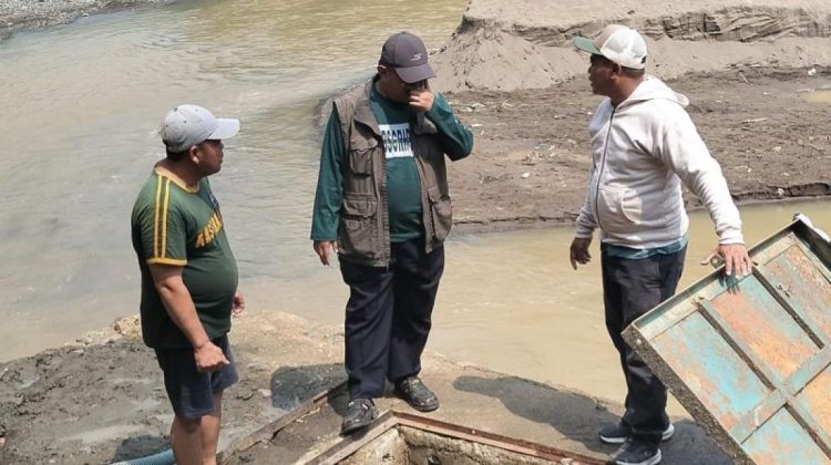 Direktur Utama Perumdam Tirta Mukti Kabupaten Cianjur, Jawa Barat, menijau langsung bak penampungan sumber air baku di Kecamatan Ciranjang, guna memastikan pasokan air tetap normal ke rumah pelanggan. (Foto : ANTARA)