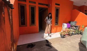 Warga membersihkan rumah dari abu vulkanik erupsi Gunung Anak Krakatau yang menyebar ke wilayah Jawa Barat.