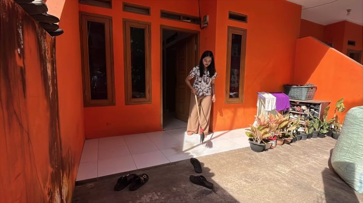 Warga membersihkan rumah dari abu vulkanik erupsi Gunung Anak Krakatau yang menyebar ke wilayah Jawa Barat.