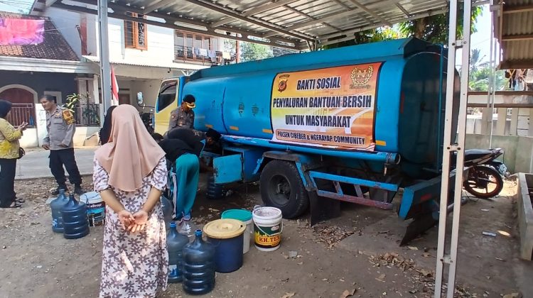Polres Cianjur dan Ngerayap Community Indonesia Salurkan 8.000 Liter Air Bersih ke Warga Cimanggu