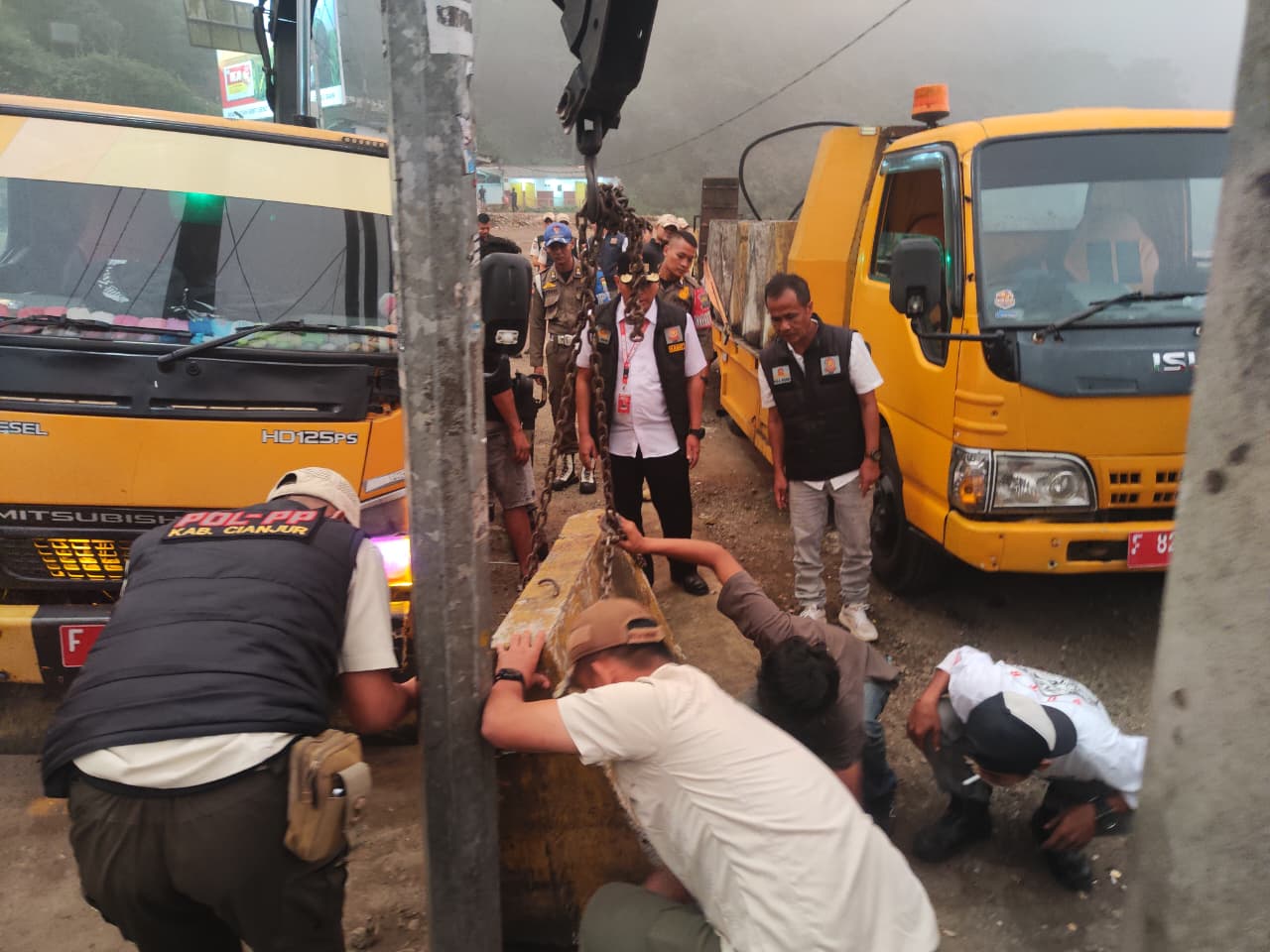 PKL Kembali Berjualan di Bekas Rest Area Segar Alam Puncak, Pemkab Pasang Pembatas Beton
