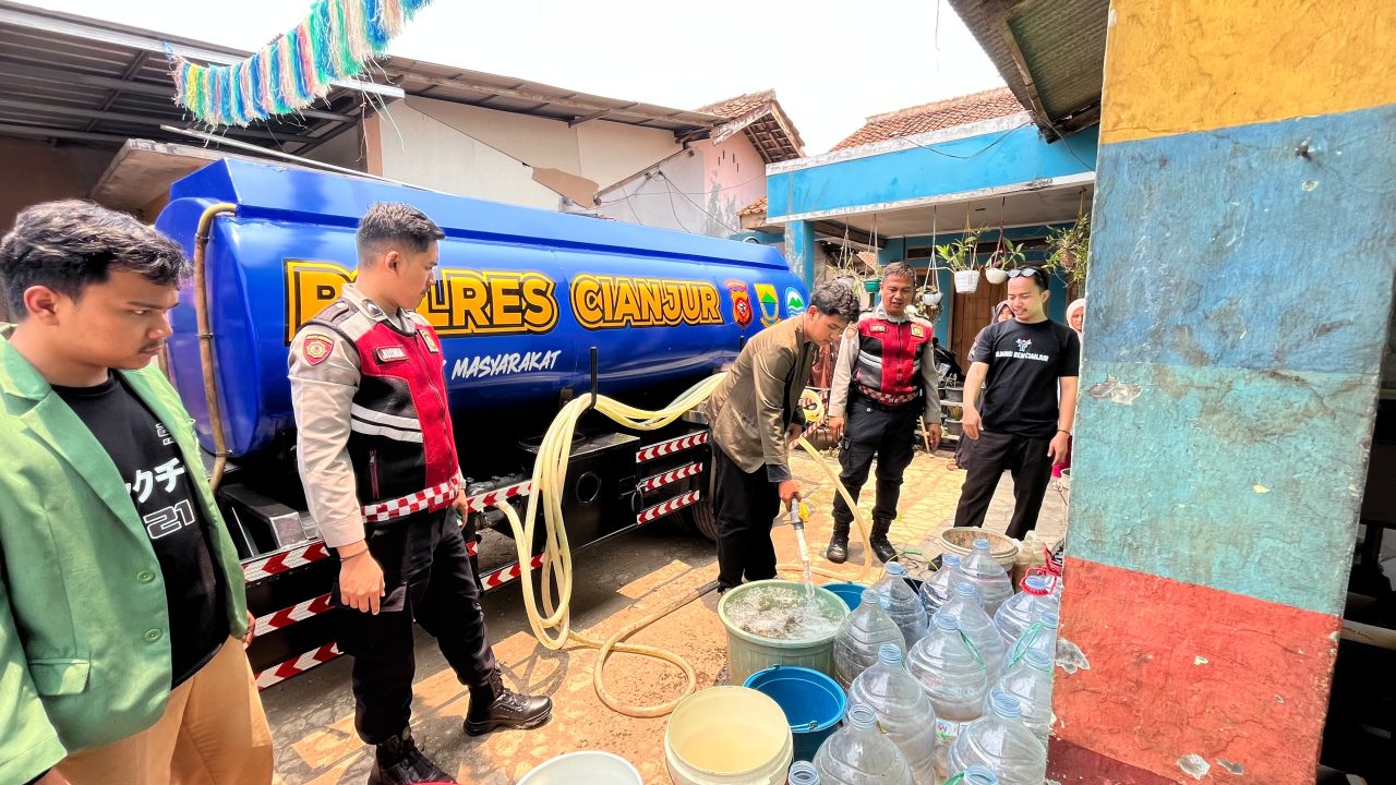 Aliansi BEM Cianjur dan Polres Salurkan 5.000 Liter Air Bersih untuk Warga Haurwangi