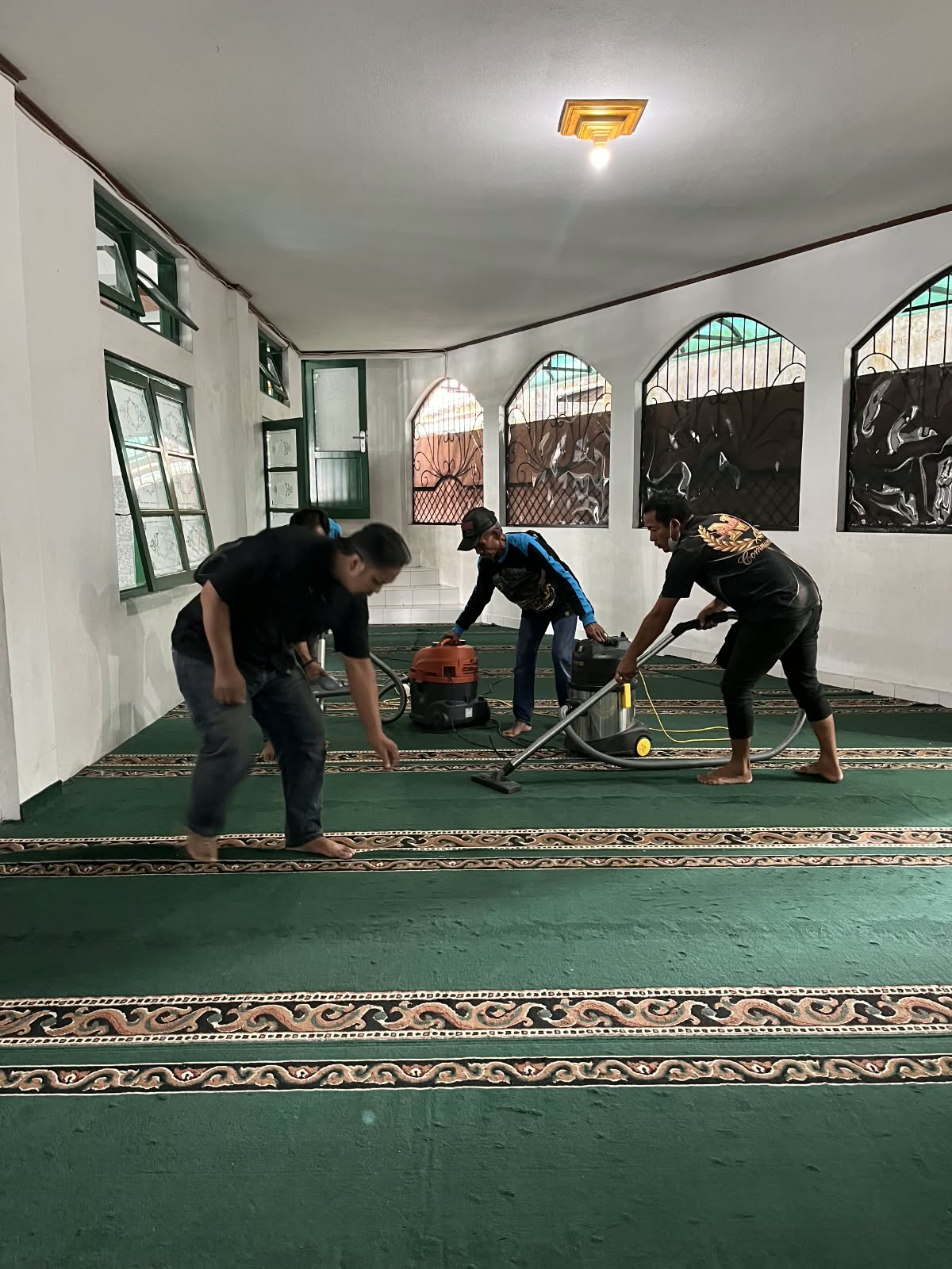 Ngerayap Community Indonesia Gelar Aksi Bersih-Bersih Masjid di Pacet