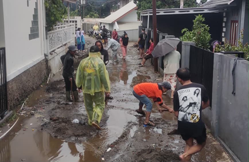 Banjir Terjang Permukiman di Pacet Cianjur, Satu Rumah Ambruk dan Dua Warga Luka