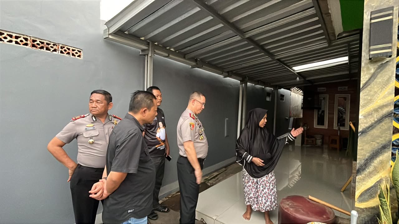 Kapolres Cianjur, AKBP Beddy Suwendi saat memeriksa salah satu rumah korban dugaan pelemparan bom molotov.